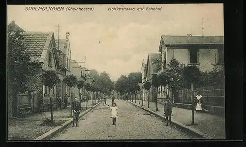 AK Sprendlingen /Rheinhessen, Moltkestrasse mit Bahnhof