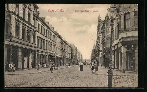 AK Saarbrücken, Hohenzollernstrasse mit Geschäften und Strassenbahn