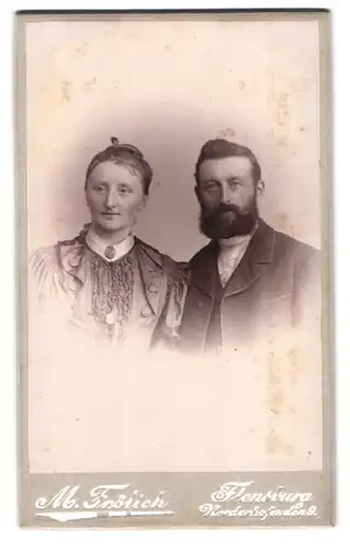 Fotografie M. Frölich, Flensburg, Norderhofenden 9, Junges Paar in hübscher Kleidung