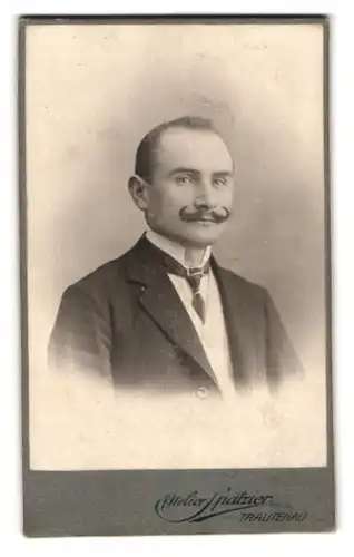 Fotografie Robert Spatzier, Trautenau, Neuhoferstr. 19, Modisch gekleideter Herr mit Moustache