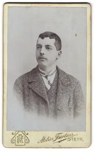Fotografie Al. Furtner, Steyr, Gleinkergasse 16, Junger Herr im Anzug mit Krawatte