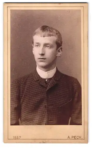 Fotografie A. Pech, Budweis, Wiener Vorstadt 2, Junger Herr im karierten Anzug