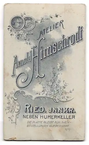 Fotografie Arnold Hirnschrodt, Ried /Innkr., Junger Herr im Anzug mit Fliege