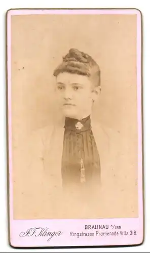 Fotografie J. F. Klinger, Braunau a. Inn, Ringstrasse, Junge Dame mit hochgestecktem Haar