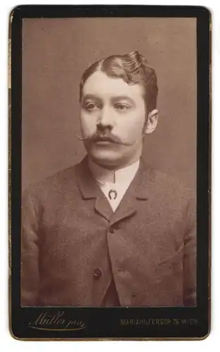 Fotografie M. Müller, Wien, Mariahilferstr. 76, Junger Herr im Anzug mit Schnauzbart