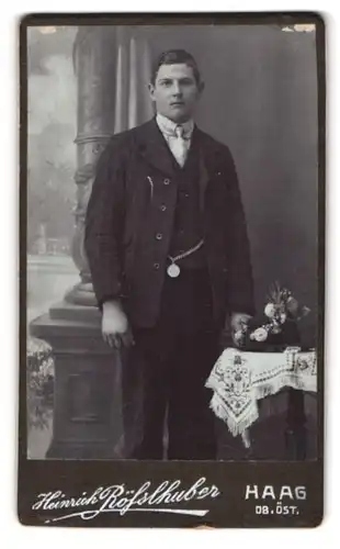 Fotografie Heinrich Rösslhuber, Haag, Am Hausruck, Junger Herr im Anzug mit Krawatte