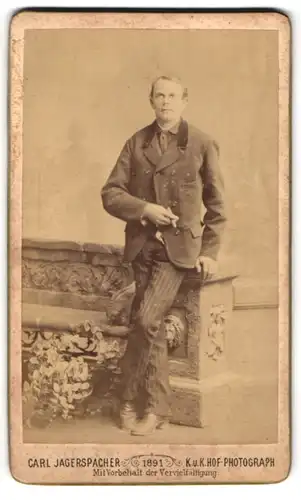 Fotografie Carl Jagerspacher, Gmunden, Modisch gekleideter Herr mit Zigarre
