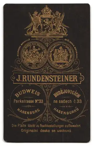 Fotografie J. Rundensteiner, Budweis-Hasenburg, Parkstr. 33, Ältere Dame im Kleid mit Umhang