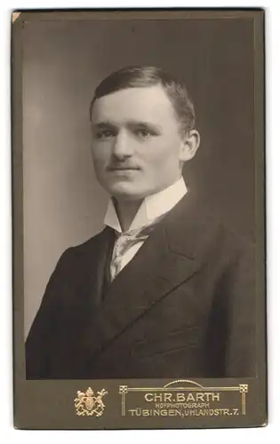 Fotografie Chr. Barth, Tübingen, Uhlandstr. 7, Junger Herr im Anzug mit Krawatte