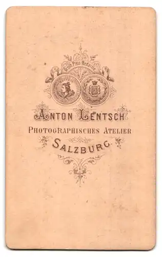 Fotografie Anton Lentsch, Salzburg, Modisch gekleideter Herr mit grauem Vollbart