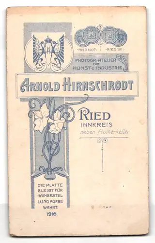 Fotografie Arnold Hirnschrodt, Ried /Innkreis, Bürgerliche Dame im Kleid
