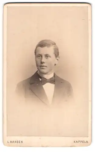 Fotografie L. Hansen, Kappeln, Junger Mann im Anzug mit Krawatte