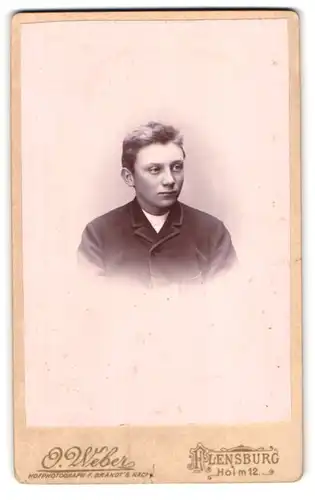 Fotografie O. Weber, Flensburg, Holm 12, Junger Mann in modischer Kleidung