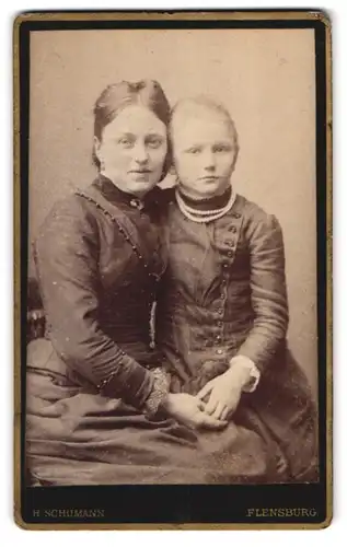 Fotografie H. Schumann, Flensburg, Holm 1, Bürgerliche Dame mit jungem Mädchen