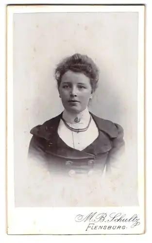 Fotografie M. B. Schultz, Flensburg, Norderhofenden 13, Junge Dame mit Kragenbrosche und Halskette