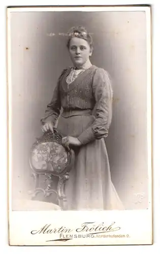 Fotografie Martin Frölich, Flensburg, Norderhofenden 9, Junge Dame in modischer Kleidung