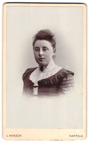 Fotografie L. Hansen, Kappeln, Junge Dame mit Kragenbrosche