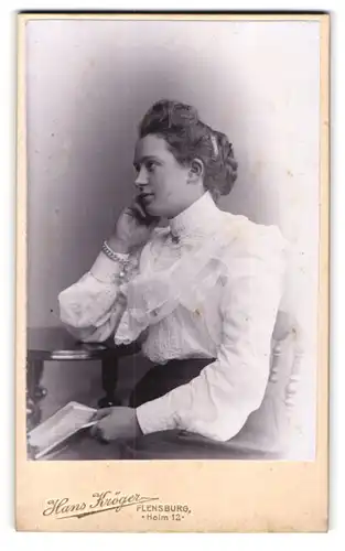 Fotografie Hans Kröger, Flensburg, Holm 12, Junge Dame in weisser Bluse mit Buch in der Hand