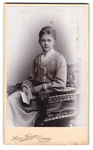 Fotografie Hans Kröger, Flensburg, Holm 12, Junge Dame im Kleid mit Buch in der Hand