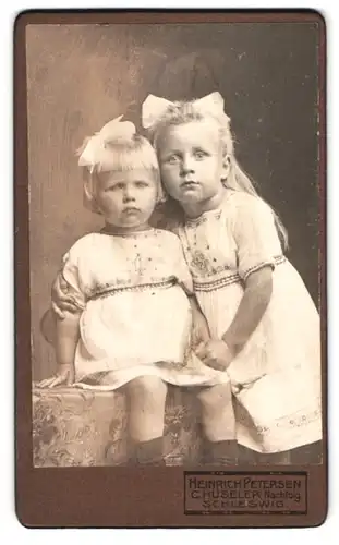 Fotografie Heinrich Petersen, Schleswig, Stadtweg 34, Zwei Mädchen in hübscher Kleidung