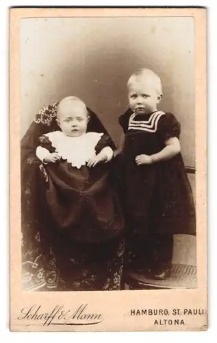 Fotografie Scharff & Mann, Hamburg-St. Pauli, Langereihe 29 Ecke Wilhelmstr., Kleines Mädchen im Kleid mit Kleinkind