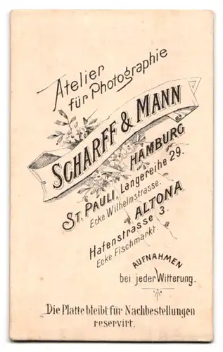 Fotografie Scharff & Mann, Hamburg-St. Pauli, Langereihe 29 Ecke Wilhelmstr., Kleines Mädchen im Kleid mit Kleinkind