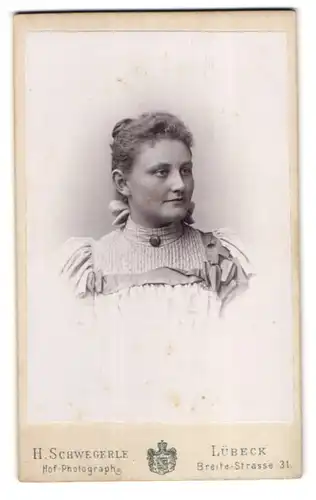 Fotografie H. Schwegerle, Lübeck, Breite-Str. 31, Junge Dame mit im Kleid mit Kragenbrosche