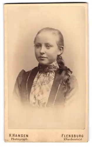 Fotografie H. Hansen, Flensburg, Norderstr. 51, Portrait niedliches Mädchen im Kleid mit geflochtenem Zopf