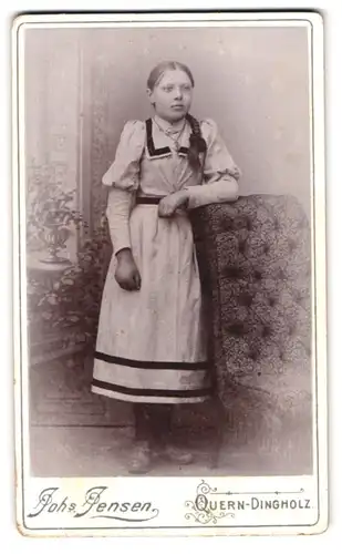 Fotografie Johs. Jensen, Quern-Dingholz, Portrait junges Mädchen im hellen Kleid mit geflochtenem Zopf