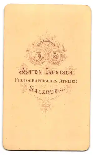 Fotografie A. Lentsch, Salzburg, Portrait junge Frau im Kleid mit Kruzifix und hochgesteckten Haaren