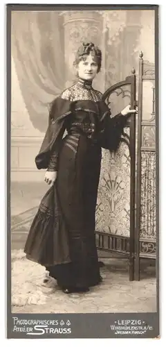 Fotografie Atelier Strauss, Leipzig, Windmühlenstr. 8/12, junge Dame im schicken schwarzen Kleid mit hochgestecktem Haar