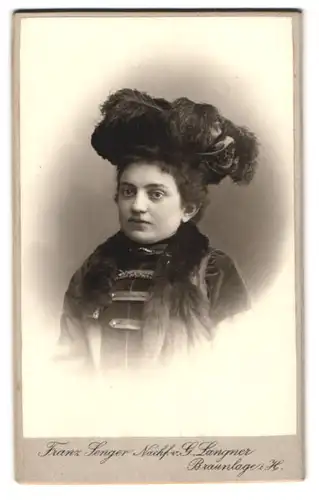 Fotografie Franz Senger, Braunlage i. H., Portrait Dame im Winterlichen Samtkleid mit Federhut und Pelzstola