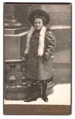 Fotografie Max Petermann, Leipzig, Portrait Mädchen im Wintermantel mit Pelzstola uns Hut, Winterlandschaft