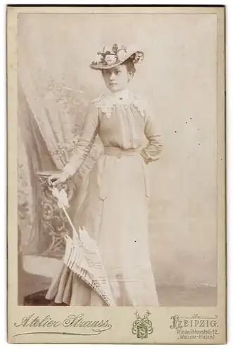 Fotografie Atelier Strauss, Leipzig, Windmühlenstr. 8-12, junge Dame im schicken Kleid mit Blumenhut und Sonnenschirm
