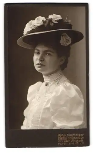 Fotografie Hahn Nachf., Dresden, Ferdinandstr. 11, Portrait junge Dame im seidenen weissen Kleid mit Blumenhut