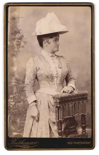 Fotografie F. X. Peuthauser, Bad Tölz, Dame im floral verzierten Kleid mit breitem Hut