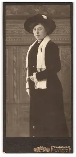Fotografie Paul Schuppe, Halle a. S., Gr. Steinstr. 9, Portrait Dame im dunklen Samtkleid mit Pelzschal und Hut