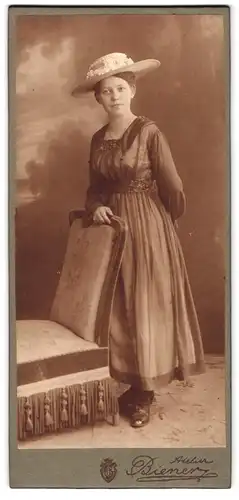 Fotografie Hermann Biener, Brandenburg a. H., Hauptstr. 55, Portrait junge Frau im seidenen Kleid mit breitem Hut