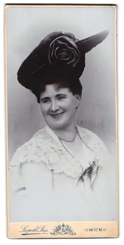 Fotografie Leopold Sess, Wien, Portrait Frau Leopoldine im Spitzenkleid mit grossen verzierten Hut