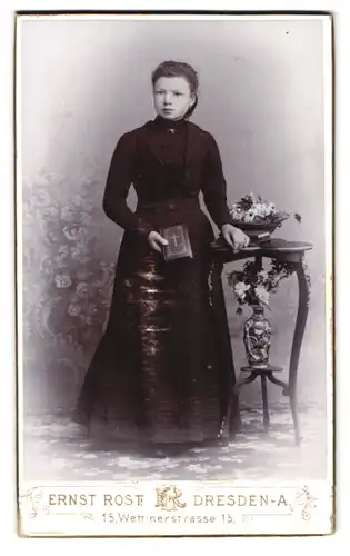 Fotografie Ernst Rost, Dresden, Wettinerstr. 15, Portrait Mädchen im schwarzen Kleid mit Bibel in der Hand