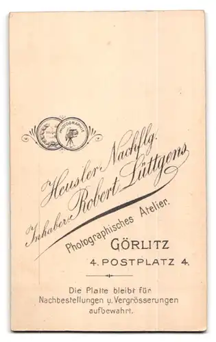 Fotografie Heusler Nachf., Görlitz, Postplatz 4, Portrait junges Mädchen im schicken Kommunionskleid mit Puffärmeln