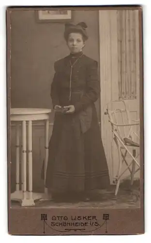 Fotografie Otto Lisker, Schönheide i. S., Mädchen im dunklen Kleid mit Haarschleife hällt Bibel in der Hand