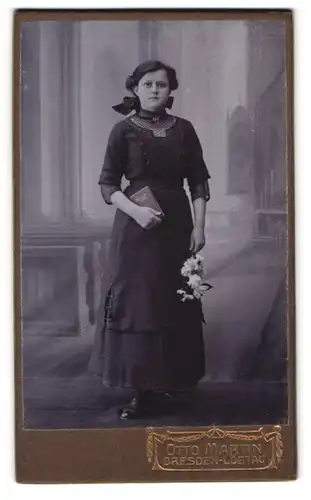 Fotografie Otto Martin, Dresden, Mädchen im dunklen Kleid mit Bibel im Arm, Kommunion