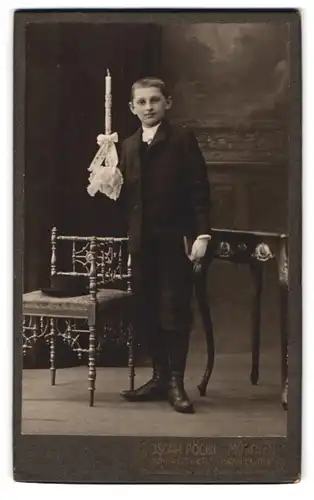Fotografie Oscar Pöckl, München, Dachauerstr. 6, Junge im Anzug mit Knickerbockern und Kommunionskerze
