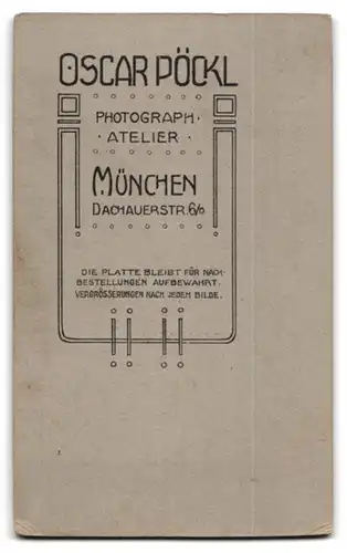 Fotografie Oscar Pöckl, München, Dachauerstr. 6, Junge im Anzug mit Knickerbockern und Kommunionskerze