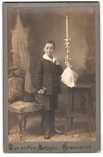 Fotografie H. Berthold, Frankfurt a. M., Portrait junger Knabe im Anzug mit kurzer Hose zur hl. Kommunion, Kerze