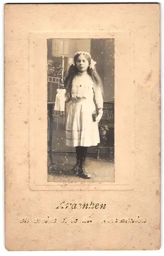 Fotografie unbekannter Fotograf und Ort, Portrait junges Mädchen im weissen Kommunionskleid, Haarschleifen