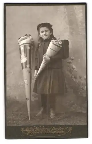 Fotografie Wensche, Dresden, Leipzigerstr. 58, junges Mädchen im Schulkleid mit zwei Zuckertüten und Ranzen