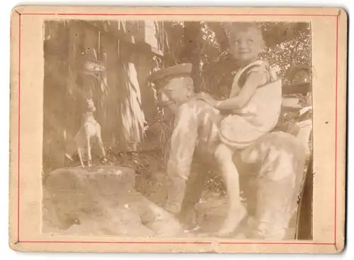 Fotografie unbekannter Fotograf und Ort, grosser Bruder spielt Hoppe Hoppe Reiter mit kleinem Geschwisterkind