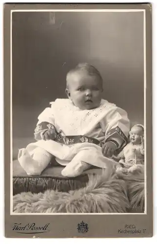 Fotografie Karl Posselt, Ried, Kirchenplatz 17, süsses Kleinkind im Kleidchen mit Puppe an der Seite